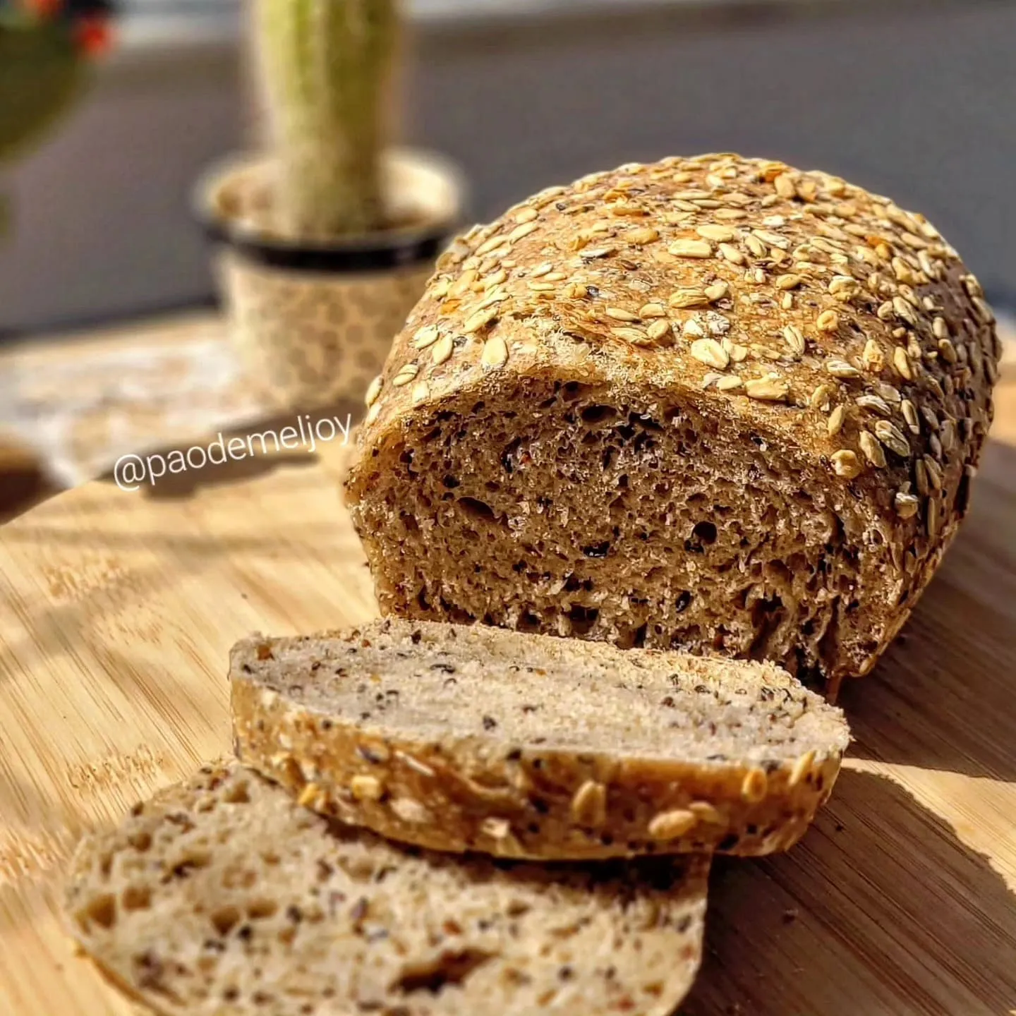 Pão de forma multigrãos fatiado mostrando o miolo nutritivo