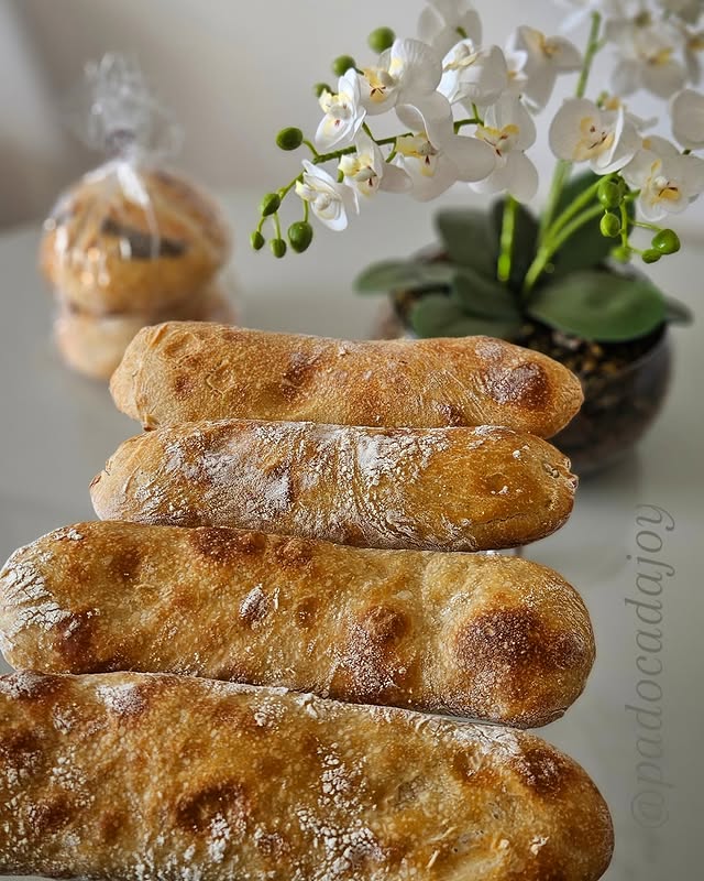 Ciabattas artesanais prontas para entrega na Padoca da Joy