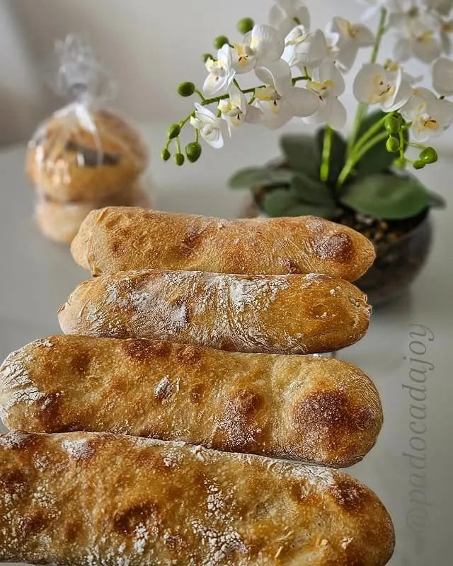 Ciabattas artesanais prontas para entrega na Padoca da Joy