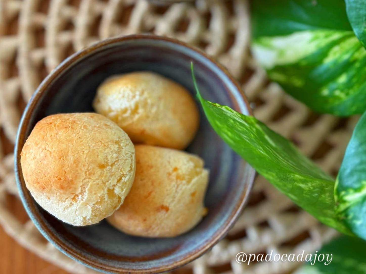 Pão de Queijo Mineiro Congelado da Padoca da Joy, bolinhas douradas e perfeitas em grade, prontas para assar