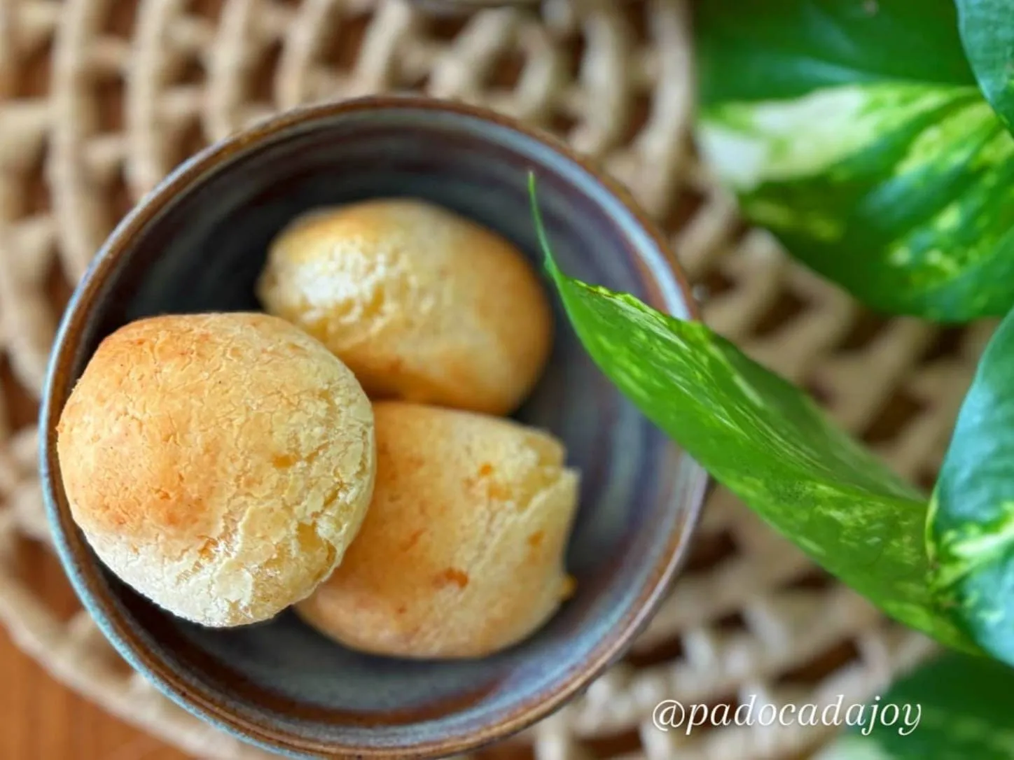 Pão de Queijo Mineiro Congelado da Padoca da Joy, bolinhas douradas e perfeitas em grade, prontas para assar
