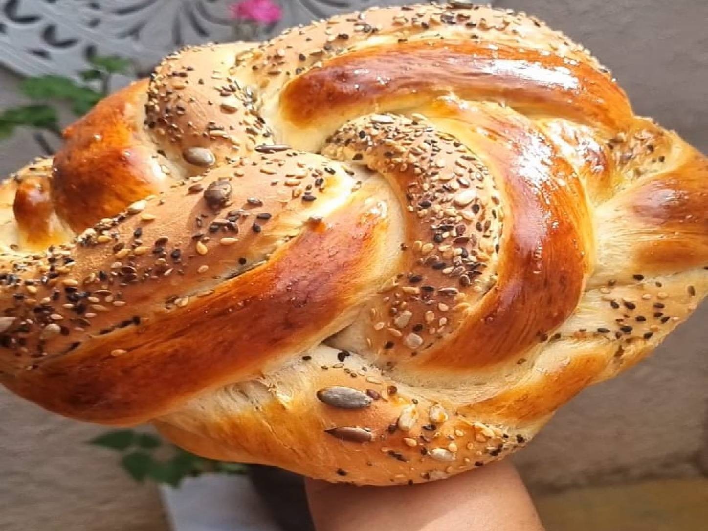 Pão Especial artesanal da Padoca da Joy, enrolado em espiral com gergelim preto, aspecto visual impressionante e textura macia