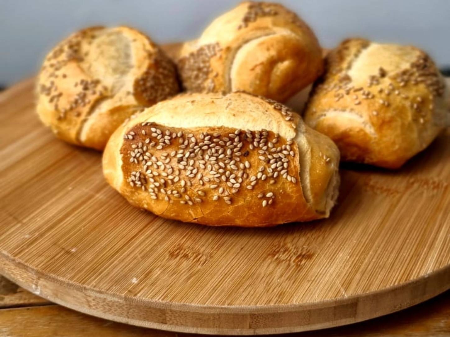 Pão Francês artesanal da Padoca da Joy, com gergelim na casca, formato tradicional e aspecto apetitoso