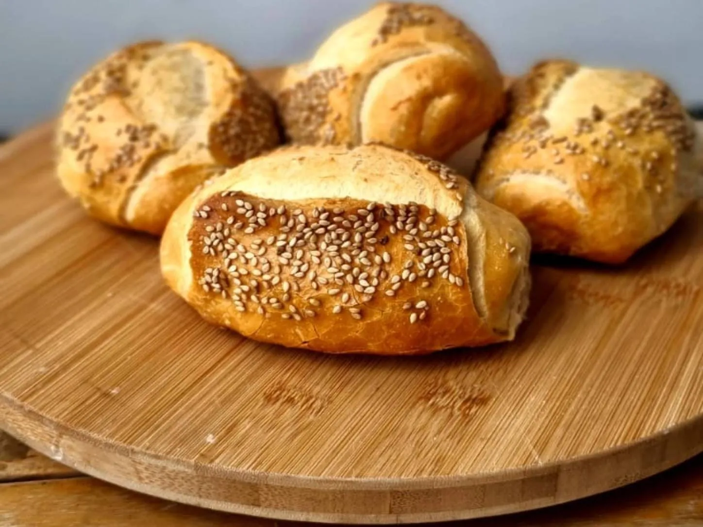 Pão Francês artesanal da Padoca da Joy, com gergelim na casca, formato tradicional e aspecto apetitoso