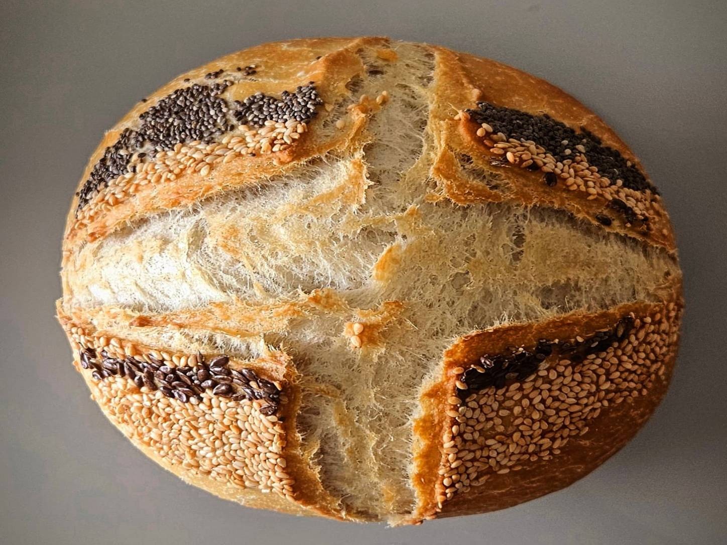 Pão Italiano artesanal da Padoca da Joy, redondo com gergelim, casca rústica e aspecto rústico tradicional