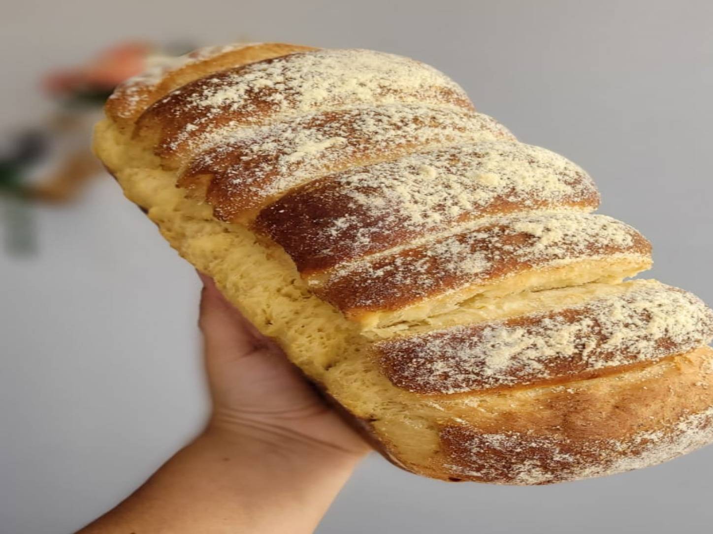 Pão de Milho Verde da Padoca da Joy, com massa amarelada e textura macia, casca rústica e sabor adocicado natural