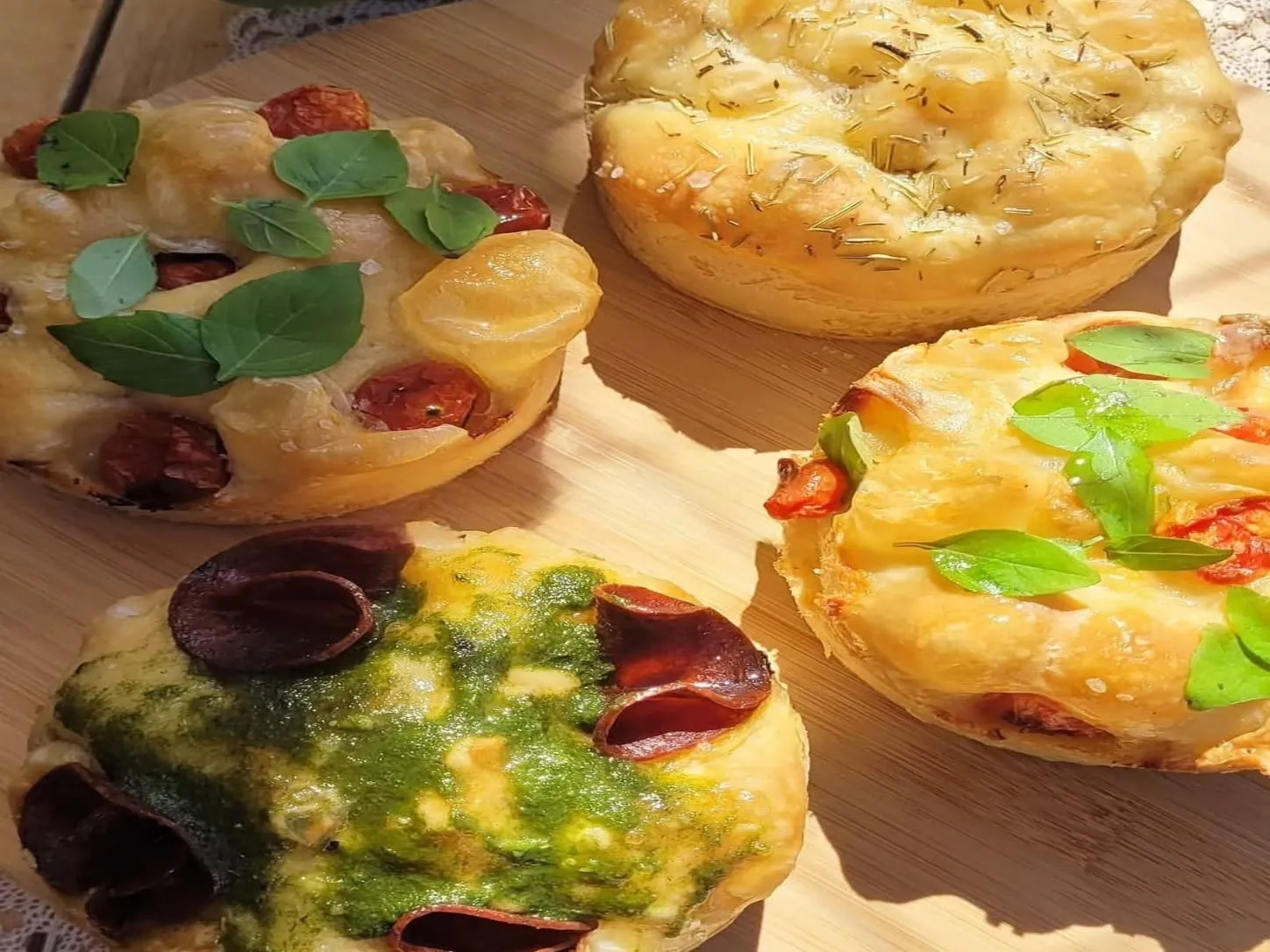 Quarteto Fantástico da Padoca da Joy: bandeja com os 4 sabores de focaccia — alecrim, tomate mel, manjericão e especial